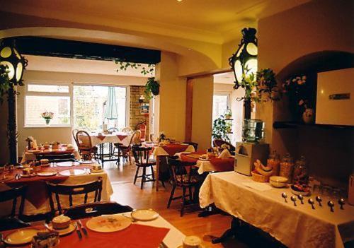 Nonsuch Park Hotel Эпсом Экстерьер фото